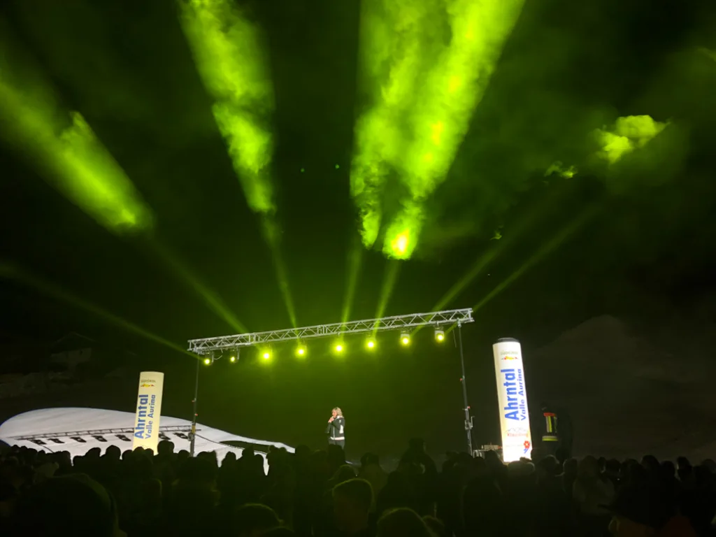 Lasershow über der Bühne auf der Piste.